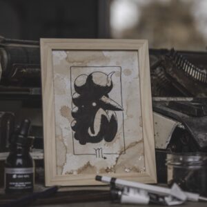 Tableau Astro Scorpion AstroGomme - Illustration du signe Scorpion à l’encre de chine sur papier teinté au café, cade 15 x 20cm